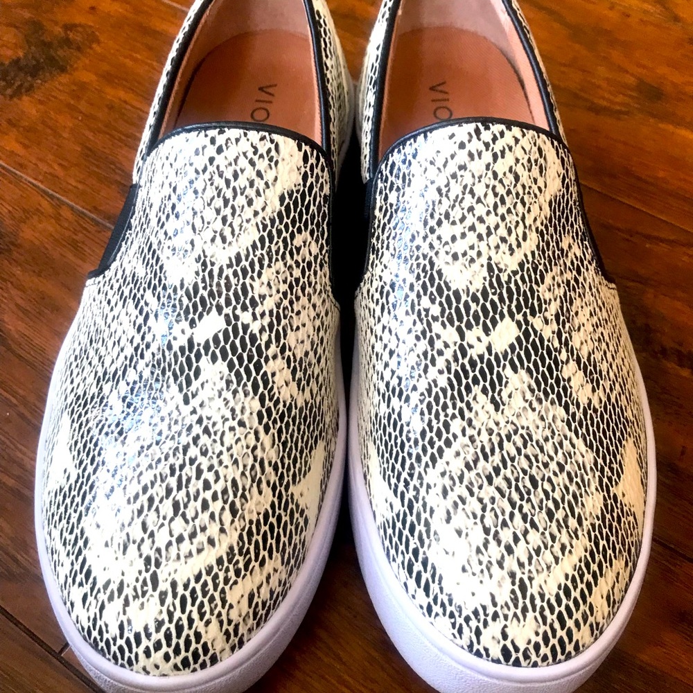 Vionic slip on sneakers Size 6.5 like new